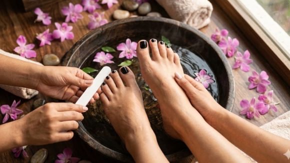 Pedicure: పార్లర్‌లో ఖర్చు పెట్టడం అనవసరం.. ఇంట్లోనే ఇలా పెడిక్యూర్ చేసుకోండి