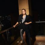 Neha Dhupia: చీకటి వెలుగుల్లో నేహా అందాలు.. బాల్కనీలో స్టైలిష్ ఫోజులు!