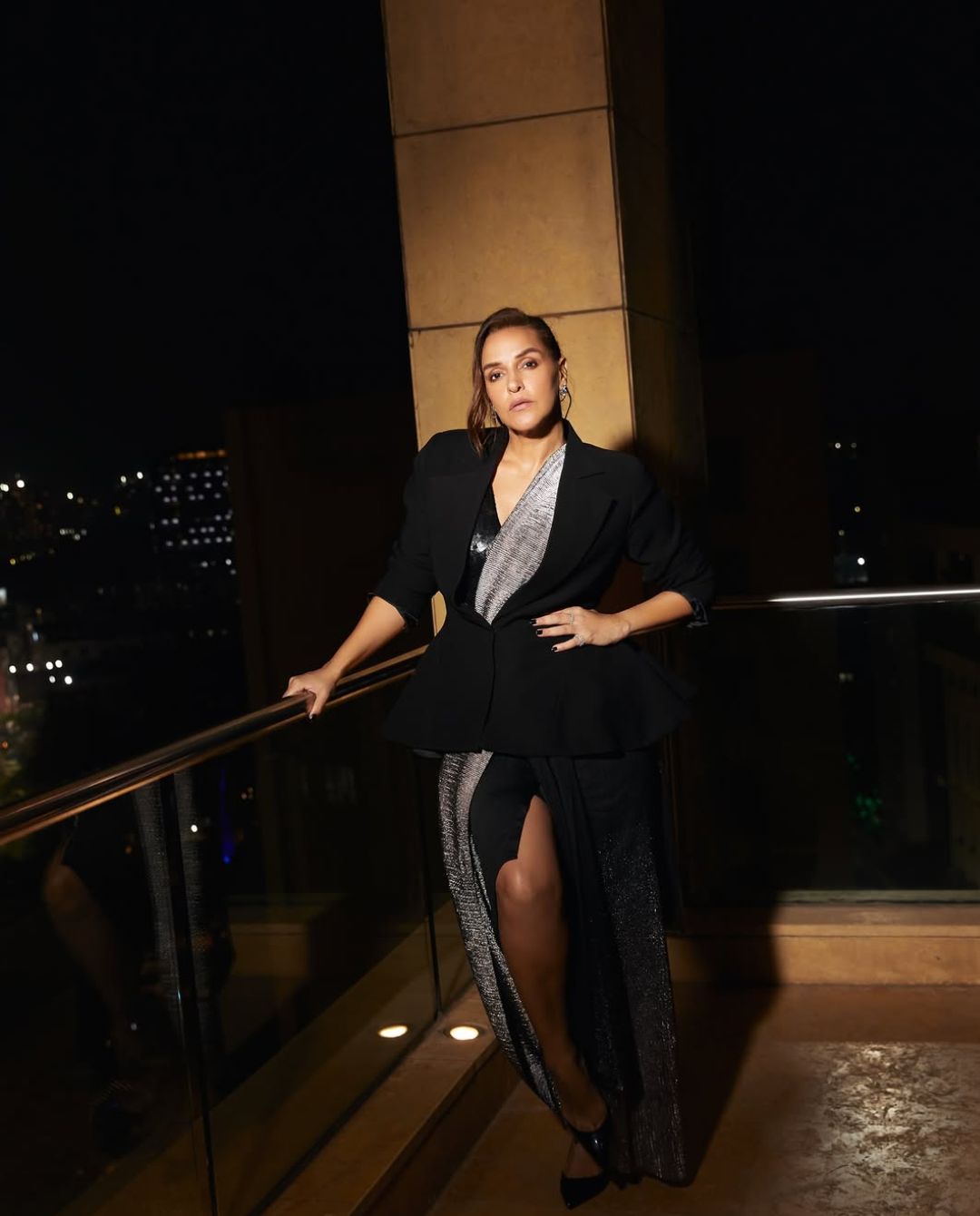 Neha Dhupia: చీకటి వెలుగుల్లో నేహా అందాలు.. బాల్కనీలో స్టైలిష్ ఫోజులు!