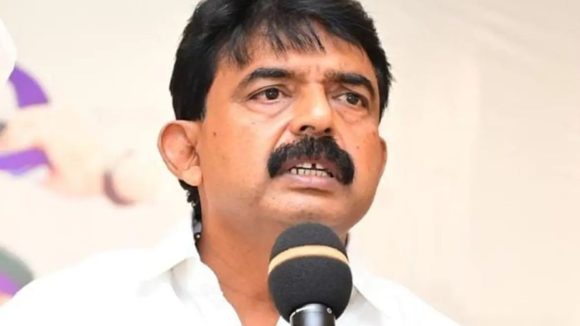 మంగళగిరి ఎన్నారై ఆసుపత్రిలో పేర్ని నానిని అడ్డుకున్న సిబ్బంది.. ఆసుపత్రిలో కూడా రాజకీయాలా అంటూ ఆగ్ర‌హం