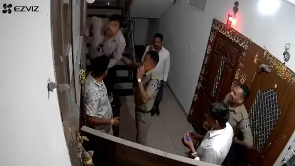 Indore Police Suspension: విచారణకు వచ్చి నగలు కొట్టేసిన పోలీసులు.. పట్టించిన సీసీ కెమెరా