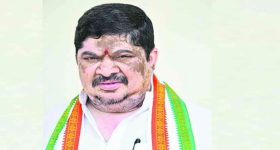 నదిలోకి దిగి మొసలి పళ్లు తోమిన బాలుడు.. నీ గుండెకు ఓ దండం రా అయ్యా!