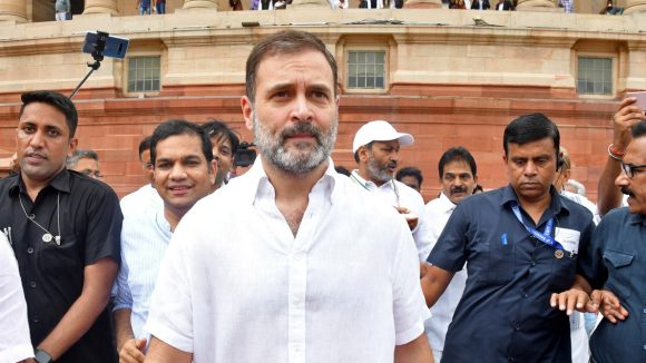 రాహుల్‌ను విలన్‌ను చేద్దామ‌నుకుంటే.. హీరో అయి కూర్చుండు!