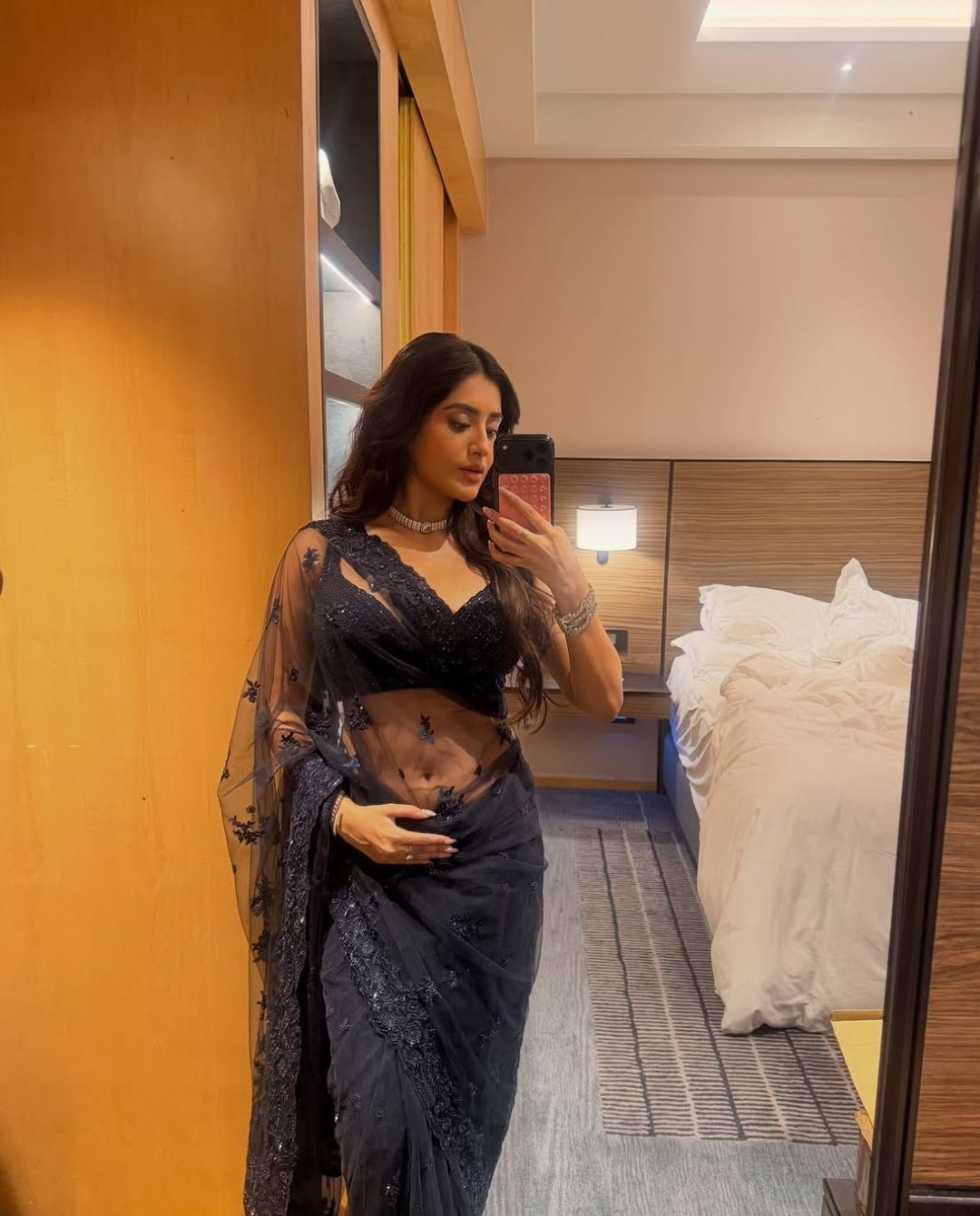 Rashi Singh: నెట్ చీరలో గ్లామర్ ఒలకబోసిన రాశి సింగ్.. సమ్మర్ లో  మరింత హీట్ పెంచుతూ!