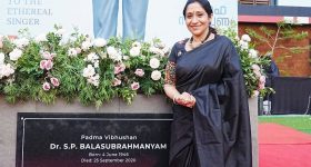 అలాంటి సమస్యతో ఇండస్ట్రీకి దూరం అయిన స్టార్ సింగర్.. రంగంలోకి రెహమాన్ సోదరి!