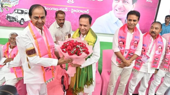 క‌విత పార్టీపై వారిద్ద‌రి మౌనం… అనుచ‌రగ‌ణం మాట‌ల దాడి..!
