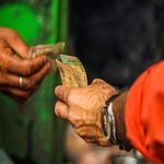 Things gives debt: ఈ 5 వస్తువులు ఇతరులకు మీ చేత్తో ఇవ్వకండి, అప్పుల పాలవుతారు