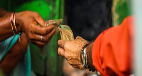 Things gives debt: ఈ 5 వస్తువులు ఇతరులకు మీ చేత్తో ఇవ్వకండి, అప్పుల పాలవుతారు
