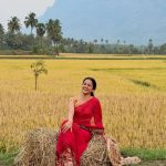 Vaishnavi Chaitanya: గడ్డి చేనులో అందాలు ఆరబోస్తూ ఆకట్టుకున్న తెలుగమ్మాయి!