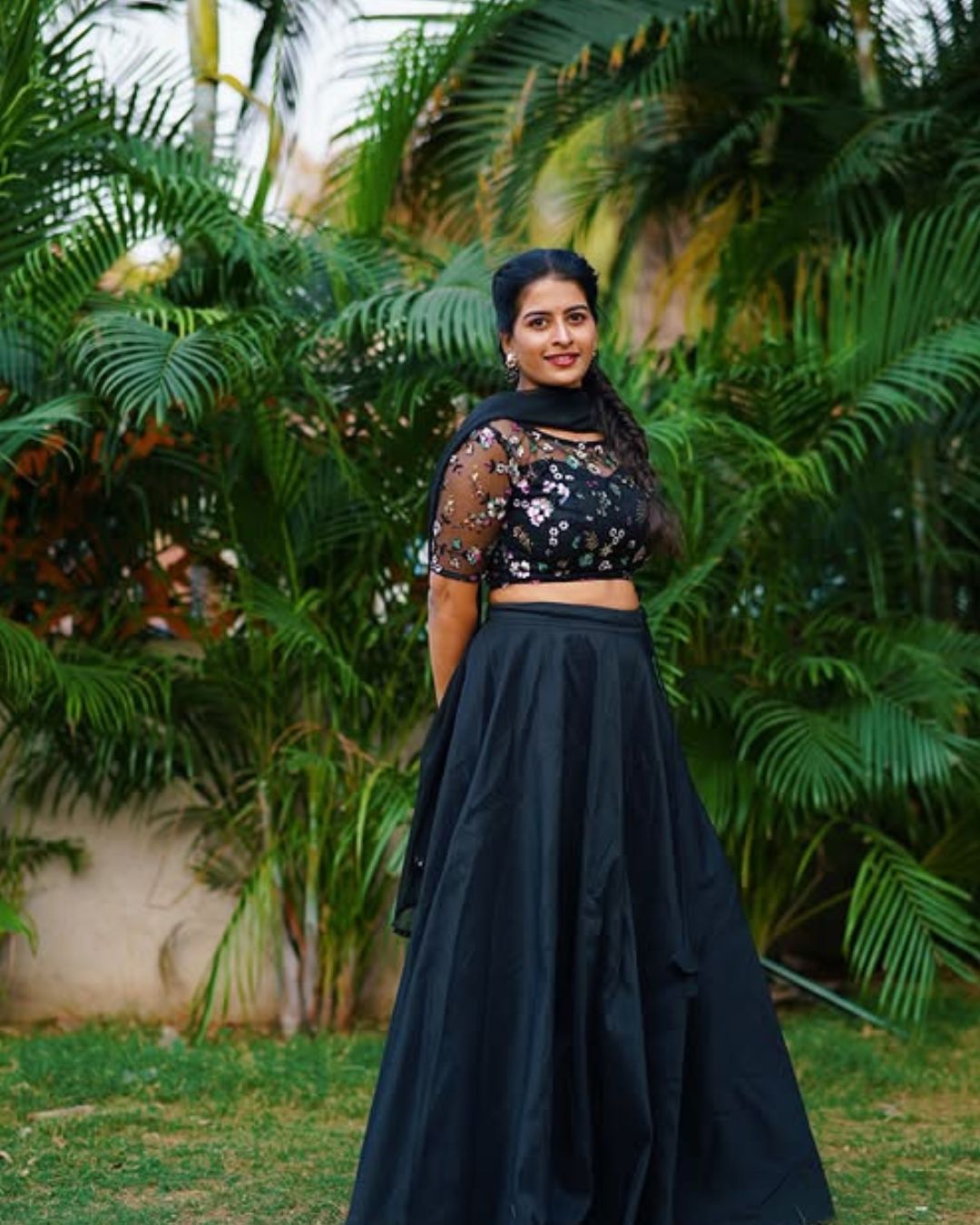 Anshu Reddy : బ్లాక్ లెహంగాలో మెస్మరైజ్ చేస్తున్న అన్షు.. పిక్స్ వైరల్..