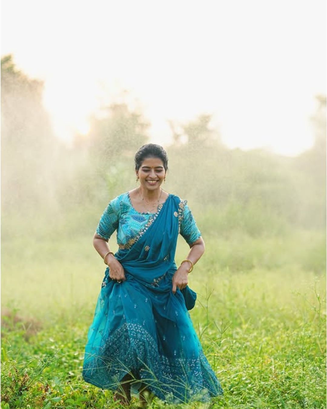 Anshu Reddy : పచ్చని చేనులో లంగావోణిలో అన్షు.. సొగసు చూడతరమా..