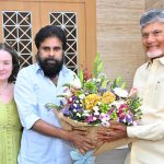 సర్జరీ తర్వాత మొదటిసారి కనిపించిన పవన్.. అభిమానుల్లో ఆందోళన