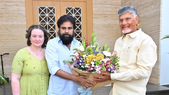 సర్జరీ తర్వాత మొదటిసారి కనిపించిన పవన్.. అభిమానుల్లో ఆందోళన