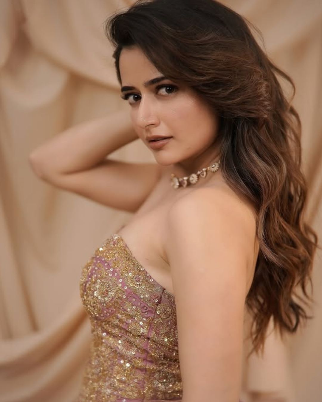 Ashika Ranganath : ఓర చూపులతో కుర్రాళ్ల మనసు దోచుకుంటున్న ఆషిక.. ఏముంది మావా..