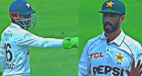 నేను ఉండ‌గా నువ్వు ఫీల్డింగ్ సెట్ చేస్తావా? రిజ్వాన్ పై కెప్టెన్ షాన్ మసూద్ సీరియ‌స్‌
