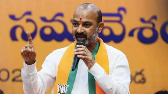 మోదీ ముందు కంటతడి పెట్టిన బండి సంజయ్.. వేదికపై అసలేం జరిగింది?