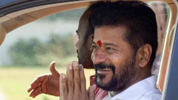 కాన్వాయ్ ఆంక్షలకు చెక్.. సామాన్యుడిలా ట్రాఫిక్‌లో సీఎం రేవంత్ రెడ్డి