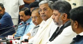 కర్ణాటక రాజకీయాల్లో కీలక పరిణామం..  సీఎం సిద్ధరామయ్య చేతిలో కులగణన నివేదిక, ఆసక్తికర..