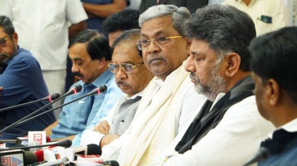 కర్ణాటక రాజకీయాల్లో కీలక పరిణామం..  సీఎం సిద్ధరామయ్య చేతిలో కులగణన నివేదిక, ఆసక్తికర..