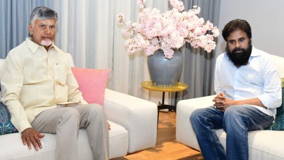 హైదరాబాద్ నివాసంలో పవన్ కళ్యాణ్‌ను పరామర్శించిన సీఎం చంద్రబాబు