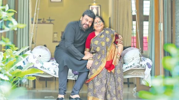 కనిపించే దైవం కూడా అమ్మ తర్వాతే.. మదర్స్ డే స్పెషల్ చిరు పోస్ట్ వైరల్!