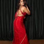 Faria Abdullah : ఎర్రని చీరలో రెచ్చగొడుతున్న చిట్టి.. బ్యాక్ అందాలకు మెంటలెక్కాల్సిందే..