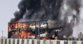 Medak: మంటల్లో కంటైనర్.. తగలబడిన 10 కార్లు, మెదక్ జిల్లాలో ఘటన