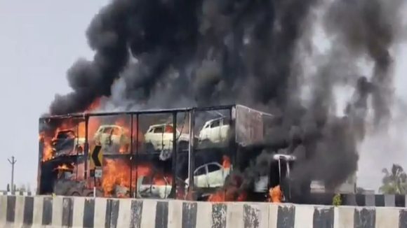 Medak: మంటల్లో కంటైనర్.. తగలబడిన 10 కార్లు, మెదక్ జిల్లాలో ఘటన