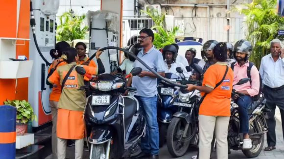 సామాన్యుడికి జేబుకు మళ్లీ చిల్లు..  పెట్రోల్-డీజిల్ ధరలు పెంచిన కంపెనీలు, లీటర్‌కు ఎంతంటే..