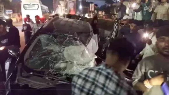 హైదరాబాద్‌లో ఘోర రోడ్డు ప్రమాదం.. లారీని ఢీ కొట్టిన కారు, ఆపై నుజ్జు నుజ్జు