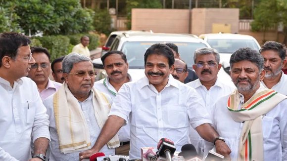 కర్ణాటక కాంగ్రెస్‌లో రాజకీయాలకు ఎండ్ కార్డు.. ఏడు గంటలపాటు, మెట్టు దిగిన సిద్ధరామయ్య, నేడో రేపో