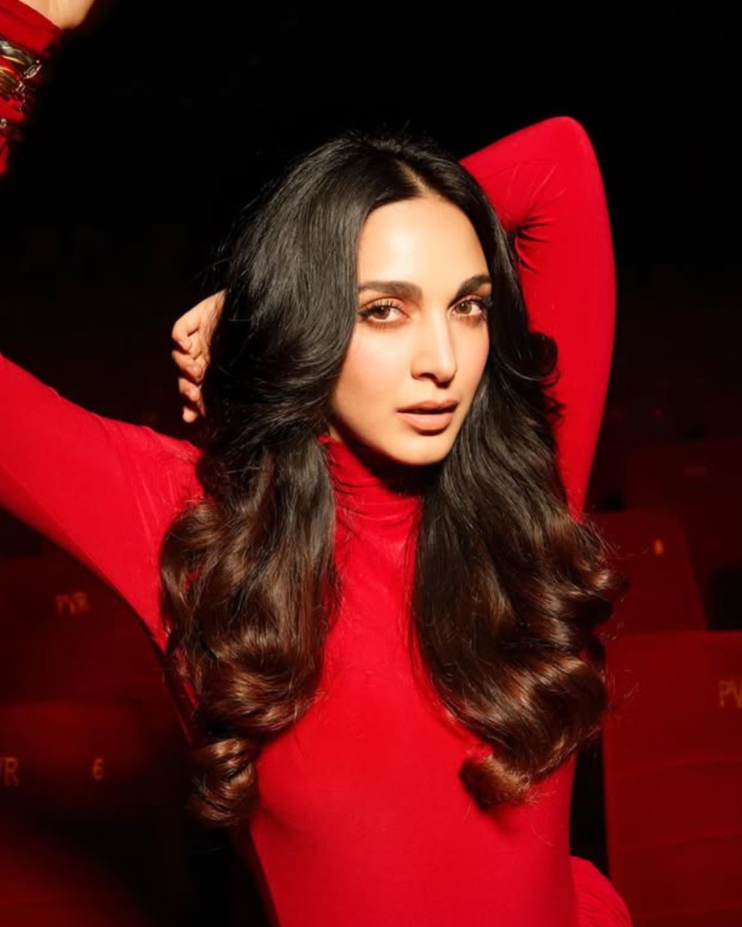 Kiara Advani : రెడ్ డ్రెస్ లో ఘాటు మిర్చిలా హీటెక్కిస్తున్న కియారా.. మెంటలెక్కిపోవాల్సిందే..