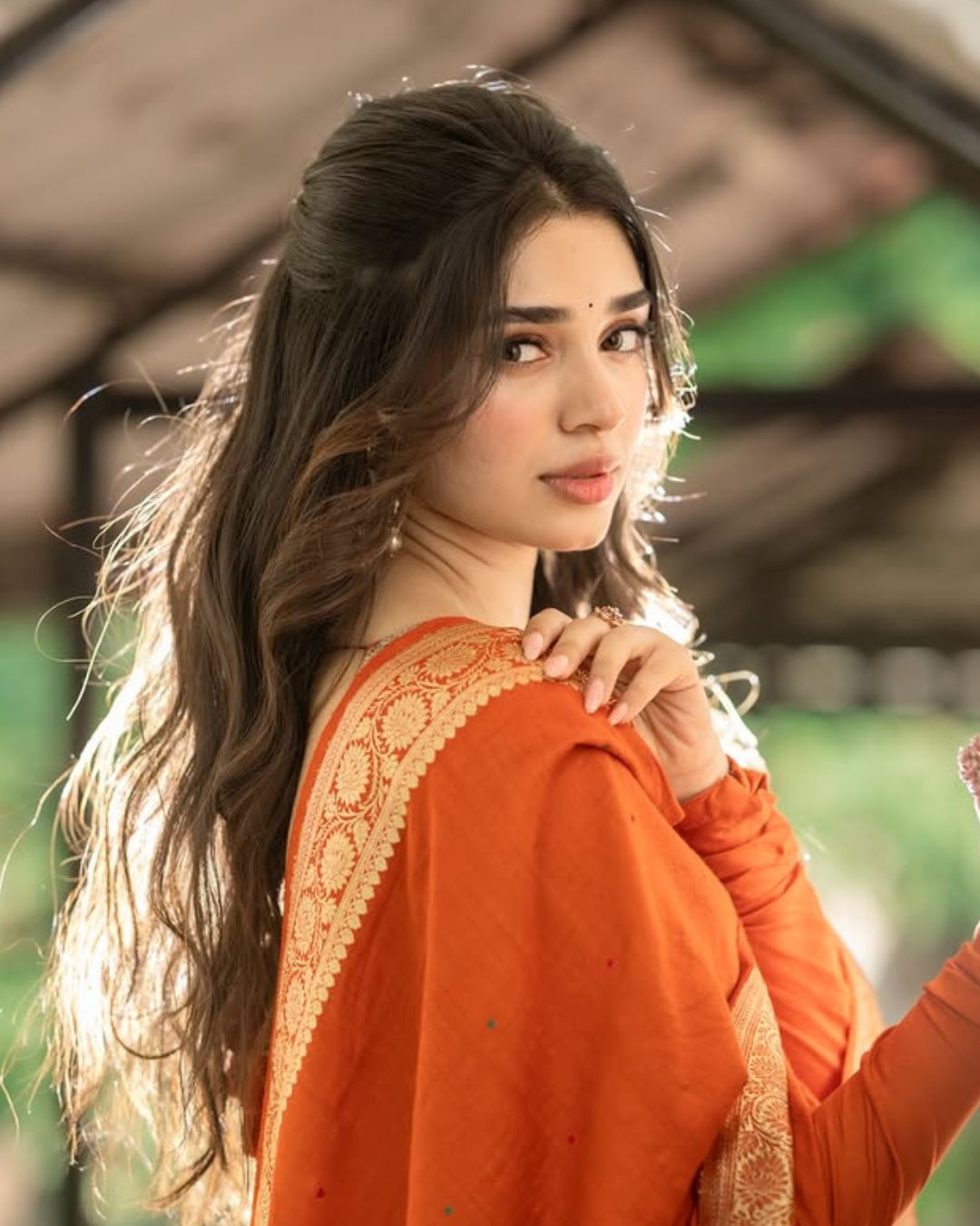 Krithi Shetty : కస్సుమనే చూపులతో కైపెక్కిస్తున్న కృతి.. కుర్రాళ్ళు ఏమైపోతారు..