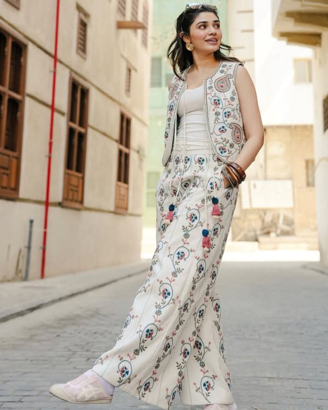 Krithi Shetty : వైట్ డ్రెస్ లో స్టైలిష్ లుక్ లో కృతి.. బేబమ్మ అందాలకు ఫిదా..