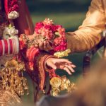 పేరెంట్స్‌‌‌కి షాకిచ్చిన నూతన దంపతులు.. తమ్ముడితో లేచిపోయిన యువతి, కర్ణాటకలో ఊహించని ఘటన