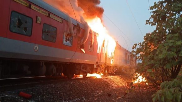 రాజధాని ఎక్స్‌ప్రెస్‌లోమంటలు.. బెంబేలెత్తిపోయిన ప్రయాణికులు, అసలేం జరిగింది?