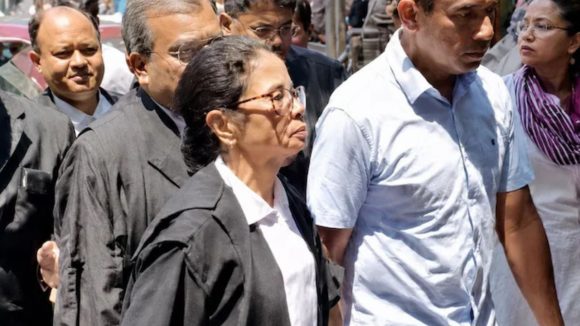 Kolkata: రూటు మార్చిన మాజీ సీఎం మమత.. కొత్త గెటప్‌లో న్యాయస్థానానికి హాజరు
