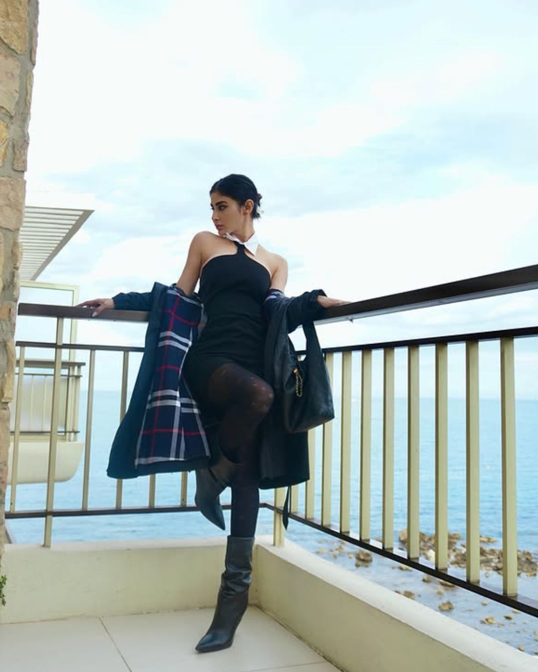 Mouni Roy : స్టైలిష్ లుక్ లో మతిపోగొడుతున్న మౌని రాయ్.. కెవ్వు కేక..
