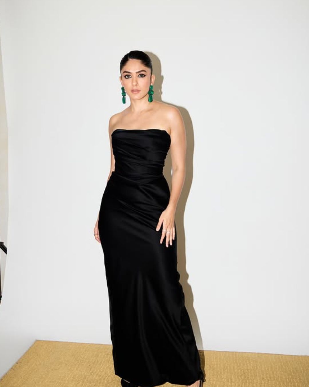 Mrunal Thakur : గార్జీయస్ లుక్ లో మృణాల్.. మెంటలెక్కిపోతుంది మావా..