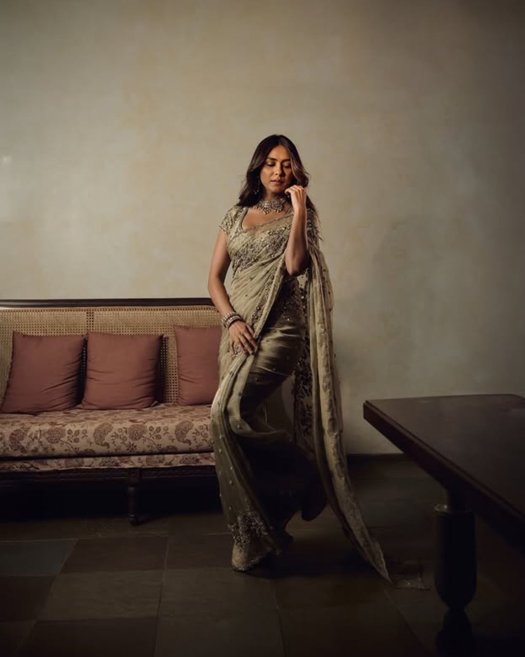 Mrunal Thakur : చీరలో మృణాల్ సొగసు చూడతరమా.. వయ్యారాలతో  మైండ్ బ్లాక్..
