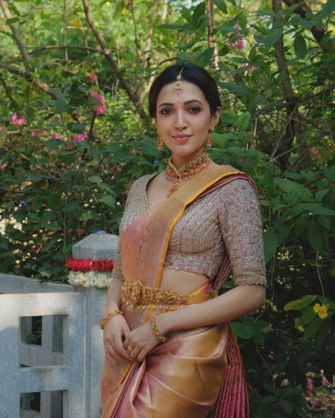 Nehashetty : పట్టు చీరలో పరేషాన్ చేస్తున్న టిల్లు బ్యూటీ.. చూపుతిప్పుకోలేరు…