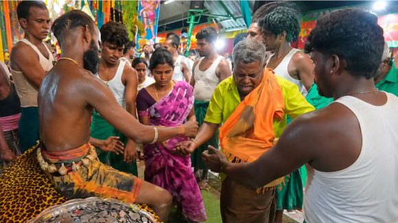 ప్రసాదంగా లడ్డూ కాదు.. సాక్షాత్తూ ‘డబ్బులే’ ఇస్తారు! ఈ వింత ఆలయం గురించి మీకు తెలుసా?