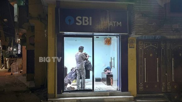అక్కడ కార్డ్ పెడితే క్యాష్ రాదు.. కటింగ్ చేస్తారు! బీహార్‌లో వైరల్ అవుతున్న ‘ఏటీఎం సెలూన్’