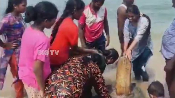 సముద్ర గర్భం నుంచి ఒడ్డుకు చేరిన శివలింగం.. భక్తి పారవశ్యంలో యాత్రికులు