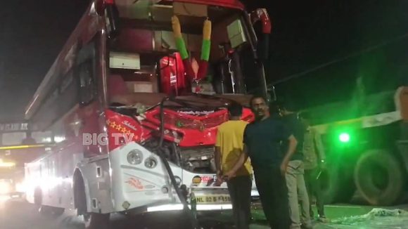 కోదాడ వద్ద ఘోర ప్రమాదం.. డీసీఎంను ఢీకొట్టిన ప్రైవేట్ బస్సు.. స్పాట్ లో 30 మంది ప్ర‌యాణికులు