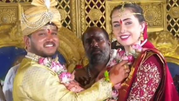 ఏడు సముద్రాలు దాటి వచ్చి.. తెలంగాణ కోడలైన బ్రిటీష్ యువతి.. వైరల్ అవుతున్న వెడ్డింగ్ స్టోరీ!