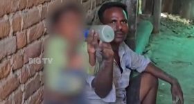 తండ్రితో కలిసి కల్లు తాగుతున్న నాలుగేళ్ల చిన్నారి.. చూసీ చూడనట్లు వ్యవహరిస్తున్న నిర్వాహకులు.. మండిపడుతున్న జనం!