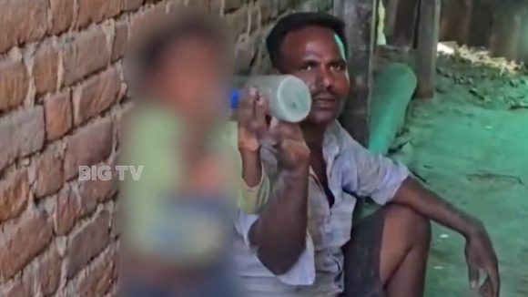 తండ్రితో కలిసి కల్లు తాగుతున్న నాలుగేళ్ల చిన్నారి.. చూసీ చూడనట్లు వ్యవహరిస్తున్న నిర్వాహకులు.. మండిపడుతున్న జనం!