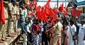 కార్మిక దినోత్సవం.. గంటల తరబడి పనిచేస్తున్న శ్రామికులు.. ఆ 'ఎనిమిది గంటల' హక్కు ఎక్కడ?