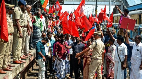 కార్మిక దినోత్సవం.. గంటల తరబడి పనిచేస్తున్న శ్రామికులు.. ఆ ‘ఎనిమిది గంటల’ హక్కు ఎక్కడ?
